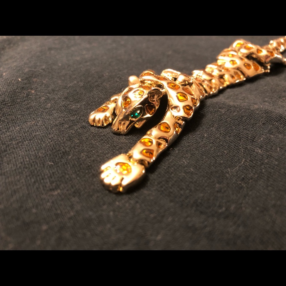 I’m selling an 8 inch vintage leopard brooch.